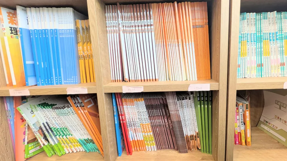 教材の棚。500冊以上の教材を自由自在に組み合わせて使えます